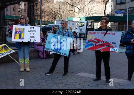 New York, NY, États-Unis. 21st mars 2023. Third Act, le mouvement social activiste des personnes âgées, a parrainé un rassemblement contre les investissements des banques dans les combustibles fossiles qui a commencé à Dag Hammerskjöld Plaza et a déplacé 47th Street jusqu'au siège de J. P. Morgan Chase. Credit: Ed Lefkowicz/Alay Live News Banque D'Images
