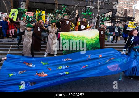 New York, États-Unis. 21st mars 2023. Le XR Theatre, qui fait partie de la rébellion de l'Extincction, pantomimes la destruction des arbres et des océans par des investisseurs avides. Credit: Ed Lefkowicz/Alay Live News Banque D'Images