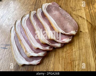 Séchage de tranches de bacon sur une table en bois, six éruptions cutanées. Banque D'Images