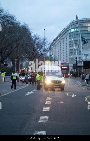 Bristol, Royaume-Uni, 21st mars 2023. La police et les manifestants contre la violence policière se réunissent à la Bearpit et à l'extérieur du commissariat de police de Bridewell, à l'occasion du premier anniversaire de la mort de la manifestation Bill à Bristol, au cours de laquelle plusieurs manifestants ont été arrêtés, dont certains restent en prison. J.B. Coll Banque D'Images