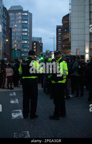 Bristol, Royaume-Uni, 21st mars 2023. La police et les manifestants contre la violence policière se réunissent à la Bearpit et à l'extérieur du commissariat de police de Bridewell, à l'occasion du premier anniversaire de la mort de la manifestation Bill à Bristol, au cours de laquelle plusieurs manifestants ont été arrêtés, dont certains restent en prison. J.B. Coll Banque D'Images