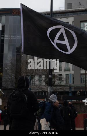 Bristol, Royaume-Uni, 21st mars 2023. La police et les manifestants contre la violence policière se réunissent à la Bearpit et à l'extérieur du commissariat de police de Bridewell, à l'occasion du premier anniversaire de la mort de la manifestation Bill à Bristol, au cours de laquelle plusieurs manifestants ont été arrêtés, dont certains restent en prison. J.B. Coll Banque D'Images