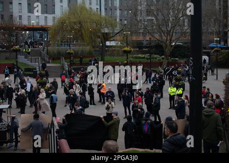 Bristol, Royaume-Uni, 21st mars 2023. La police et les manifestants contre la violence policière se réunissent à la Bearpit et à l'extérieur du commissariat de police de Bridewell, à l'occasion du premier anniversaire de la mort de la manifestation Bill à Bristol, au cours de laquelle plusieurs manifestants ont été arrêtés, dont certains restent en prison. J.B. Coll Banque D'Images