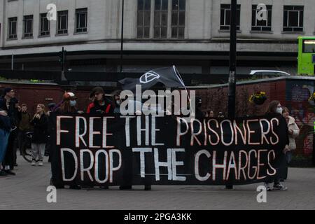 Bristol, Royaume-Uni, 21st mars 2023. La police et les manifestants contre la violence policière se réunissent à la Bearpit et à l'extérieur du commissariat de police de Bridewell, à l'occasion du premier anniversaire de la mort de la manifestation Bill à Bristol, au cours de laquelle plusieurs manifestants ont été arrêtés, dont certains restent en prison. J.B. Coll Banque D'Images