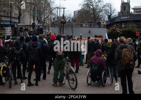 Bristol, Royaume-Uni, 21st mars 2023. La police et les manifestants contre la violence policière se réunissent à la Bearpit et à l'extérieur du commissariat de police de Bridewell, à l'occasion du premier anniversaire de la mort de la manifestation Bill à Bristol, au cours de laquelle plusieurs manifestants ont été arrêtés, dont certains restent en prison. J.B. Coll Banque D'Images