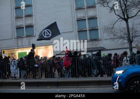 Bristol, Royaume-Uni, 21st mars 2023. La police et les manifestants contre la violence policière se réunissent à la Bearpit et à l'extérieur du commissariat de police de Bridewell, à l'occasion du premier anniversaire de la mort de la manifestation Bill à Bristol, au cours de laquelle plusieurs manifestants ont été arrêtés, dont certains restent en prison. J.B. Coll Banque D'Images