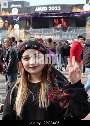 Diyarbakir, Turquie. 21st mars 2023. Une jeune femme fait un signe de victoire lors de la fête de Newroz à Diyarbakir. Newroz est célébré chaque année sur 21 mars en Turquie. Newroz est la célébration kurde de Nowruz, l'arrivée du printemps et de la nouvelle année dans la culture kurde. Chaque année, la dernière réunion se tient à Diyarbakir, la plus grande ville de la région kurde, avec enthousiasme par des milliers de Kurdes portant des tenues nationales colorées. Crédit : SOPA Images Limited/Alamy Live News Banque D'Images