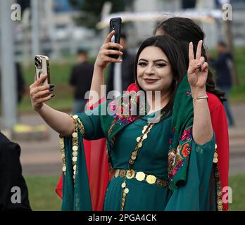 Diyarbakir, Turquie. 21st mars 2023. Une jeune femme fait un signe de victoire lors de la fête de Newroz à Diyarbakir. Newroz est célébré chaque année sur 21 mars en Turquie. Newroz est la célébration kurde de Nowruz, l'arrivée du printemps et de la nouvelle année dans la culture kurde. Chaque année, la dernière réunion se tient à Diyarbakir, la plus grande ville de la région kurde, avec enthousiasme par des milliers de Kurdes portant des tenues nationales colorées. Crédit : SOPA Images Limited/Alamy Live News Banque D'Images