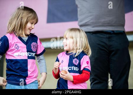 Deux jeunes filles portant des maillots Dulwich Hamlet FC. Banque D'Images