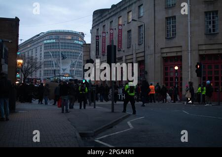 Bristol, Royaume-Uni, 21st mars 2023. La police et les manifestants contre la violence policière se réunissent à la Bearpit et à l'extérieur du commissariat de police de Bridewell, à l'occasion du premier anniversaire de la mort de la manifestation Bill à Bristol, au cours de laquelle plusieurs manifestants ont été arrêtés, dont certains restent en prison. J.B. Coll Banque D'Images