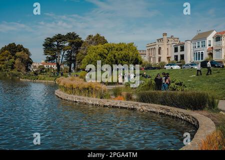 Vue panoramique sur le Palais des Beaux-Arts de l'autre côté de la lagune, montrant les impressionnantes colonnes et la rotonde du bâtiment, ainsi que l'eau tranquille et la végétation luxuriante qui l'entoure. Le Palais des Beaux-Arts de San Francisco, un magnifique chef-d'œuvre architectural situé dans le quartier de Marina, est une source d'émerveillement et d'inspiration depuis plus d'un siècle. Construit pour l'exposition Panama-Pacifique de 1915, le Palais des Beaux-Arts a été une icône culturelle pour San Francisco, attirant des millions de visiteurs chaque année. Banque D'Images