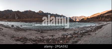 Panorama de la rive de la rivière de montagne Katun avec des pierres sur le sable en automne à Altaï. Banque D'Images