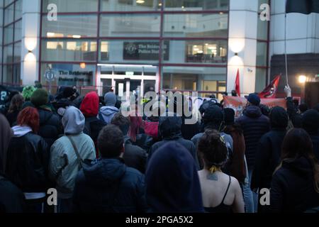 Bristol, Royaume-Uni, 21st mars 2023. La police et les manifestants contre la violence policière se réunissent à la Bearpit et à l'extérieur du commissariat de police de Bridewell, à l'occasion du premier anniversaire de la mort de la manifestation Bill à Bristol, au cours de laquelle plusieurs manifestants ont été arrêtés, dont certains restent en prison. J.B. Coll Banque D'Images