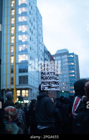 Bristol, Royaume-Uni, 21st mars 2023. La police et les manifestants contre la violence policière se réunissent à la Bearpit et à l'extérieur du commissariat de police de Bridewell, à l'occasion du premier anniversaire de la mort de la manifestation Bill à Bristol, au cours de laquelle plusieurs manifestants ont été arrêtés, dont certains restent en prison. J.B. Coll Banque D'Images