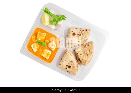 Vue de dessus du paneer shahi avec le roti tawa dans une plaque jetable isolée sur fond blanc avec un chemin d'écrêtage Banque D'Images