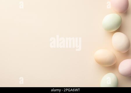 Œufs de pâques pastel avec espace de copie dans des tons clairs Banque D'Images