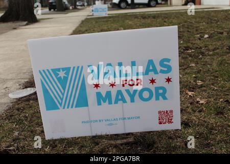 Paul Vallas pour le signe de cour de maire avec le lettrage bleu clair avec un autre en arrière-plan dans le quartier Edgebrook de Chicago Banque D'Images