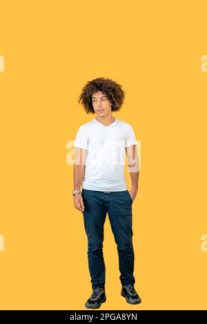Photo pleine grandeur du profil de brunet optimiste Guy tenue de danse chemise moderne pantalon baskets isolées sur fond beige Banque D'Images
