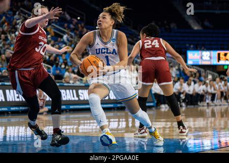 La garde des Bruins de l'UCLA Kiki Rice (1) s'oppose à la garde des Sooners de l'Oklahoma Taylor Robertson (30) lors d'un match de basket-ball féminin de la NCAA, lundi, Banque D'Images