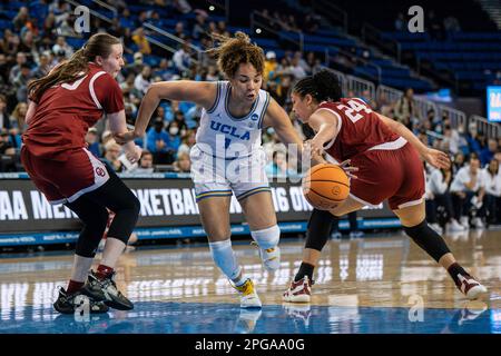 Le garde des Bruins de l'UCLA Kiki Rice (1) passe devant le garde des Sooners de l'Oklahoma Taylor Robertson (30) et le garde Skylar Vann (24) lors d'un tournoi de basketball féminin de la NCAA Banque D'Images