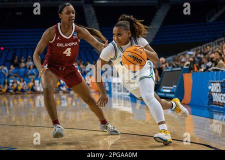 Le garde des Bruins d'UCLA Londynn Jones (3) s'oppose au garde des Sooners d'Oklahoma Kennady Tucker (4) lors d'un match de basket-ball féminin de la NCAA, lundi, Banque D'Images