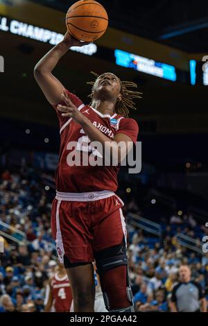 Les Sooners de l'Oklahoma ont présenté Madi Williams (25) lors d'un match de basket-ball féminin de la NCAA contre les Bruins de l'UCLA, lundi, 20 mars 2023, a Banque D'Images