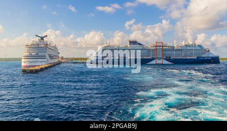 Les bateaux de croisière Celebrity BEYOND et Carnival BREEZE au port de croisière et lieu touristique de Costa Maya Mexico Carbbean.- vue depuis le Ruby Princess Cruise SH Banque D'Images