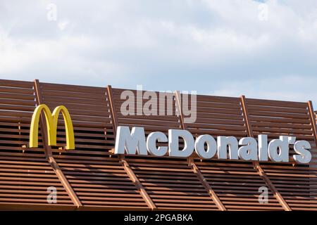 Finestrat, Espagne - 2 mars 2023 : logo du restaurant McDonald's. McDonald's Corporation est une chaîne multinationale américaine de restauration rapide pour hamburgers Banque D'Images