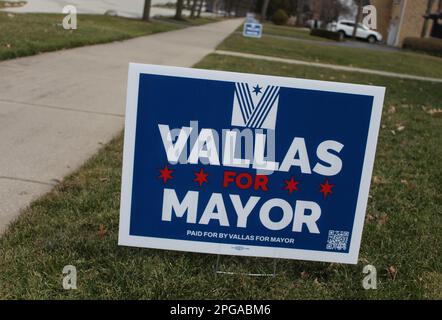 Paul Vallas pour la cour de maire signe avec d'autres en arrière-plan dans le quartier Wildwood de Chicago Banque D'Images