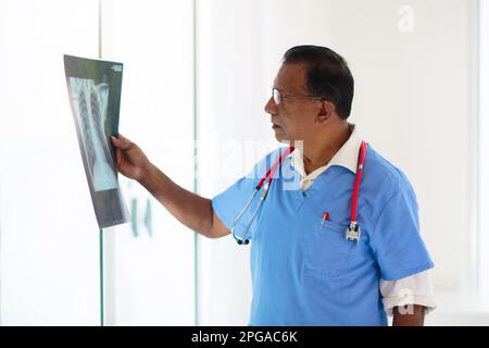 Médecin asiatique ou infirmière avec stéthoscope et masque facial. Spécialiste médical principal. Personnel hospitalier et clinique. Prévention de la maladie. Banque D'Images