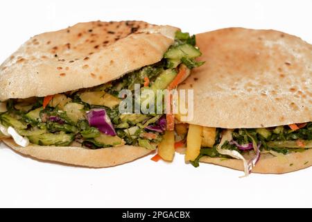 Pain syrien plat Shami rempli de frites et de salade verte, sandwich traditionnel égyptien avec des doigts de pommes de terre frits entouré de frais et croquant Banque D'Images