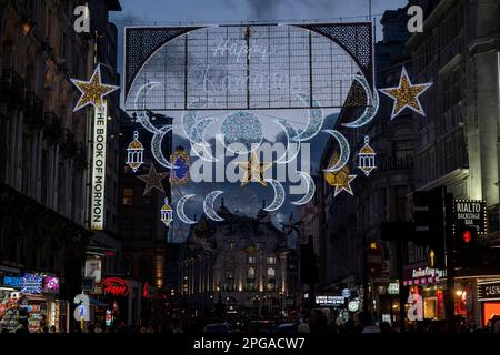 Londres, Royaume-Uni. 21 mars 2023. La première installation de lumières du Ramadan est allumée à Piccadilly Circus à la veille du premier jour du Ramadan 2023. Les lumières de cette échelle sont une première au Royaume-Uni et en Europe, avec 30 000 lumières durables illuminées dans le centre de Londres pendant tout le mois du Ramadan. Credit: Stephen Chung / Alamy Live News Banque D'Images