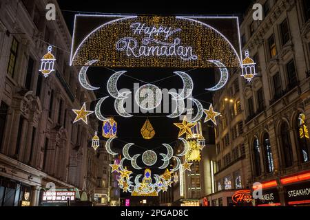 Londres, Royaume-Uni. 21 mars 2023. Les membres du public voient la première installation de lumières du Ramadan à Piccadilly Circus qui ont été activées plus tôt la veille du premier jour du Ramadan 2023. Les lumières de cette échelle sont une première au Royaume-Uni et en Europe, avec 30 000 lumières durables illuminées dans le centre de Londres pendant tout le mois du Ramadan. Credit: Stephen Chung / Alamy Live News Banque D'Images