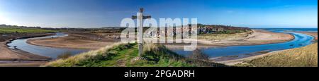 Vue panoramique sur une journée ensoleillée en été du village d'Alnmouth dans Northumberland depuis la colline de l'église qui surplombe le nord Banque D'Images