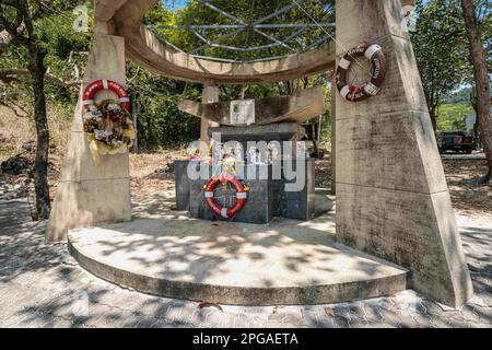 Koh Chang, Trat, Thaïlande. 14th mars 2023. Au sud-est de l'île de Koh Chang, la baie suivante après long Beach contient un mémorial aux soldats thaïlandais qui ont perdu la vie lors de la rencontre navale thaïlandaise avec les Français en 1941. La vie quotidienne sur Koh Chang, l'une des plus grandes îles de Thaïlande, le pays équilibre la durabilité avec le retour du tourisme de masse, une composante essentielle du développement économique de la Thaïlande. (Credit image: © Nathalie Jamois/SOPA Images via ZUMA Press Wire) USAGE ÉDITORIAL SEULEMENT! Non destiné À un usage commercial ! Banque D'Images