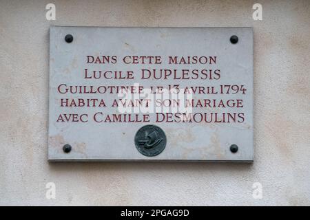 Plaque à Paris, France disant: «Dans cette maison Lucile Duplessis qui a été guillotiné sur 13 avril 1794 a vécu avant son mariage avec Camille Desmoulins. Banque D'Images