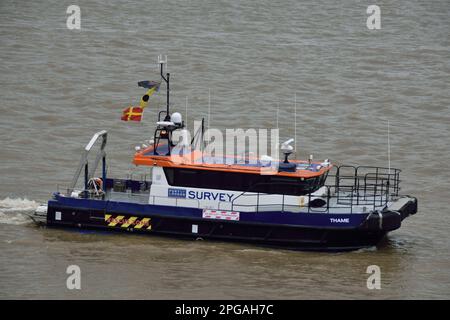 SV Thame, exploité par l'équipe d'arpentage hydrographique de l'Administration portuaire de London, a vu travailler sur la Tamise à l'est de Londres Banque D'Images