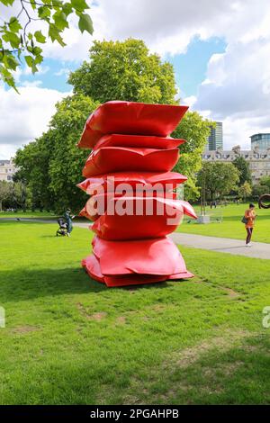 Londres, Royaume-Uni. 16 septembre 2022. Exposition Frise Sculpture 2022 au Regent's Park. 'Pile rouge' de l'artiste Shaikha Al Mazrou. © Waldemar Sikora Banque D'Images