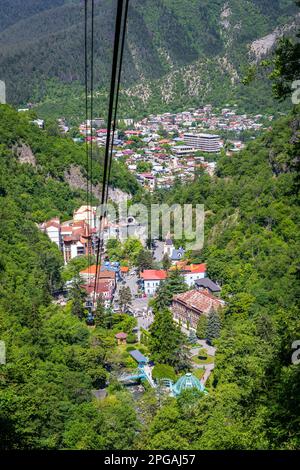 Ville de Borjomi vue aérienne vue depuis le téléphérique au-dessus de la ville, ville de villégiature dans la gorge verte de Borjomi, Parc national de Borjomi-Kharaguli, Caucase, Géorgie. Banque D'Images