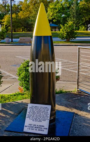 Les munitions du cuirassé USS Alabama sont exposées au Centre d'accueil de l'Alabama, à 20 mars 2023, à Grand Bay, en Alabama. Banque D'Images