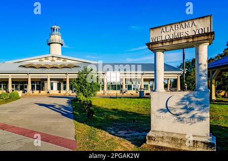 Le centre d'accueil de l'Alabama est photographié, 20 mars 2023, à Grand Bay, Alabama. Le centre d'accueil, l'un des huit dans l'État, est situé sur l'I-10. Banque D'Images