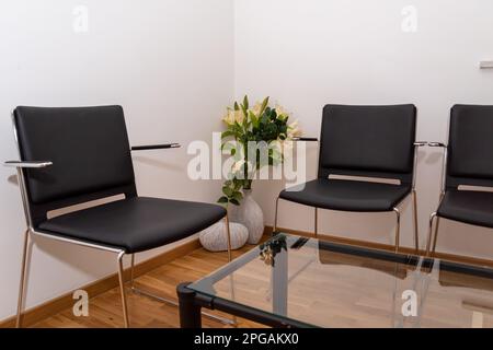 Chaise de bureau noire avec table en verre Banque D'Images