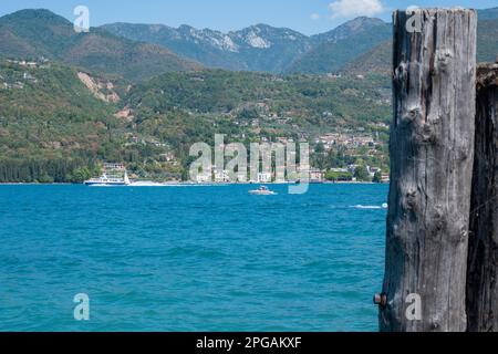 Jetée ou jetée à Portese sur le lac de Garde, Italie Banque D'Images