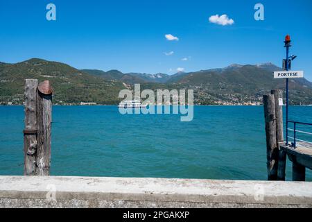 Jetée ou jetée à Portese sur le lac de Garde, Italie Banque D'Images