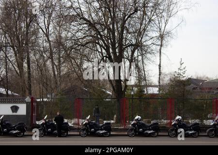 Cortège du secrétaire général du Parti communiste chinois Xi Jinping à Moscou. La Russie est devenue le premier pays que le dirigeant chinois a choisi de visiter après sa réélection. Banque D'Images