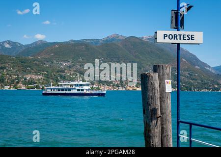 Le bateau « Peler » sur le lac de Garde appelle à Portese pour récupérer les passagers Banque D'Images