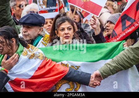 WESTMINSTER, ANGLETERRE - 27 février 2023 : personnes qui appuyaient le prince Reza Pahlavi qui était en visite pour donner un discours au Parlement Banque D'Images