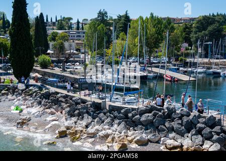 Joli port de Portese sur le lac de Garde, en Italie Banque D'Images