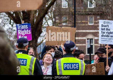 PIMLICO, LONDRES - 11 février 2023 : les personnes protestant en faveur de l'événement Drag Queen Story Hour à Tate Britain Banque D'Images