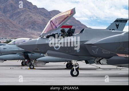 Un pilote de la Force aérienne israélienne se prépare à une mission drapeau rouge-Nellis 23-2 alors qu'il est assis dans un F-35I Adir, à la base aérienne de Nellis, Nevada, 15 mars 2023. Red Flag est l'occasion de s'appuyer sur le succès de JUNIPER OAK 23-2, JUNIPER Falcon, et d'autres exercices combinés pour améliorer l'interopérabilité avec Israël, renforcer la coopération bilatérale et améliorer les capacités de manière à améliorer et à promouvoir la stabilité régionale et renforcer l'engagement durable des États-Unis envers la sécurité d'Israël. (É.-U. Photo de la Force aérienne par William R. Lewis) Banque D'Images